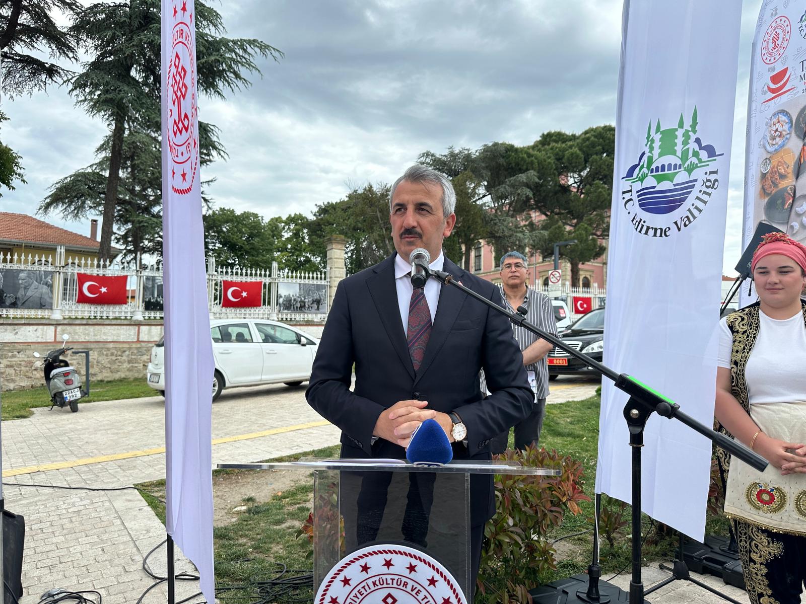 Edirne’de, 21-27 Mayıs Türk Mutfağı Haftası kapsamında düzenlenen etkinlikler başladı. “Bir Sofrada Miras” temasıyla gerçekleştirilen programda Rumeli ve Edirne bayram sofraları tanıtılırken, etkinlik yoğun ilgi gördü.